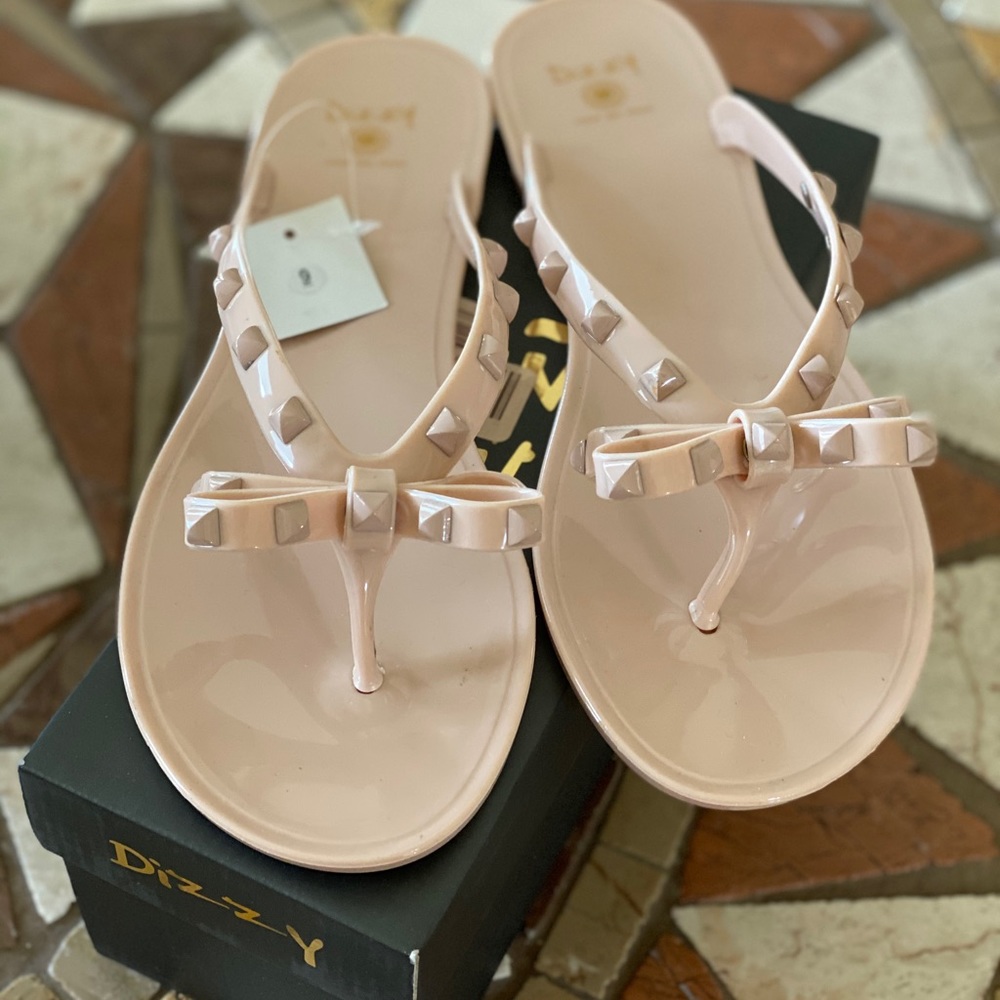 Dizzy rivet studded flip flops